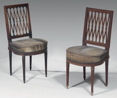 Paire de chaises en acajou à dossier ajouré...