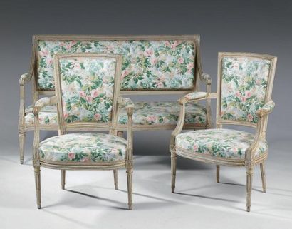 Paire de fauteuils à dossier trapèze en bois...