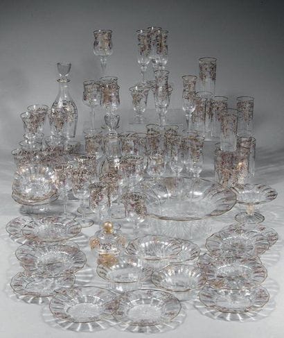 Importante partie de verrerie à décor émaillé...
