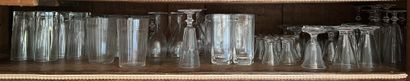 Deux mannettes de verres dépareillés en verre...
