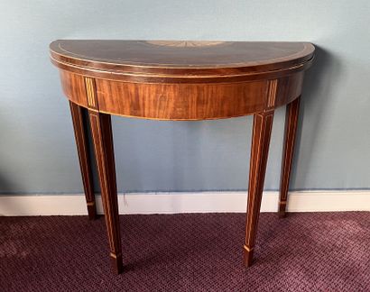 Table demi-lune en acajou et placage d'acajou...