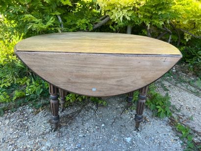 Table in fruit wood, the round tray with...