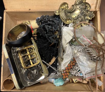 Ensemble de bijoux fantaisie, accessoires...
