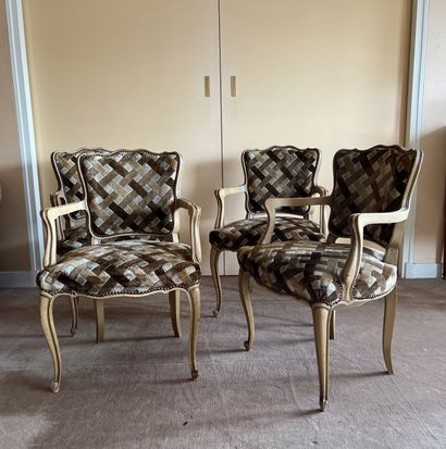 Suite de quatre fauteuils en bois mouluré...