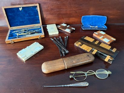 Ensemble de cinq compte-jeux en bois ou ivoire....