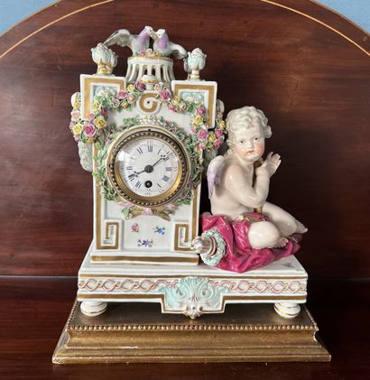 Pendule en porcelaine émaillée polychrome...