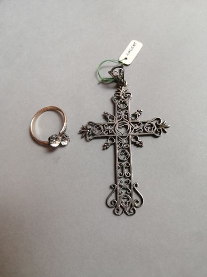Croix en argent ajouré et bague Vous et moi...