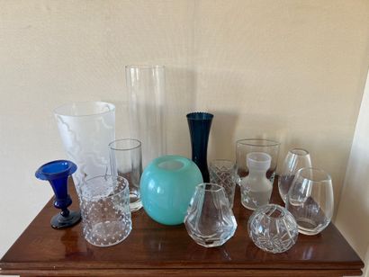 
Caisse : vases en verre bleu, verre blanc,...
