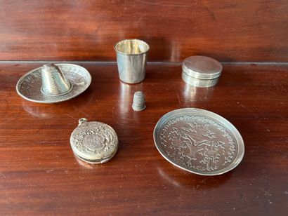 Petits bibelots en argent (950 et 800) :...