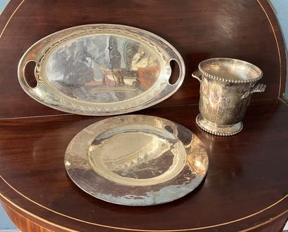 Métal argenté : plateau ovale à décor d'une...