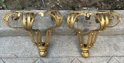 Paire de petites consoles d'angle en fer...