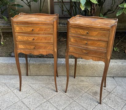Paire de chevets en bois de placage marqueté...