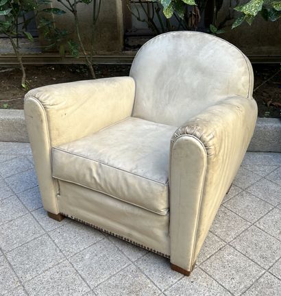 Fauteuil club garni de moleskine blanc cassé....