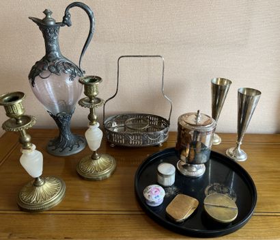 Mannette de bibelots : aiguière en verre...