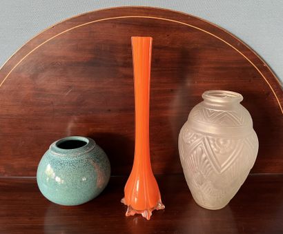 Bibelots : vase en verre moulé pressé à décor...