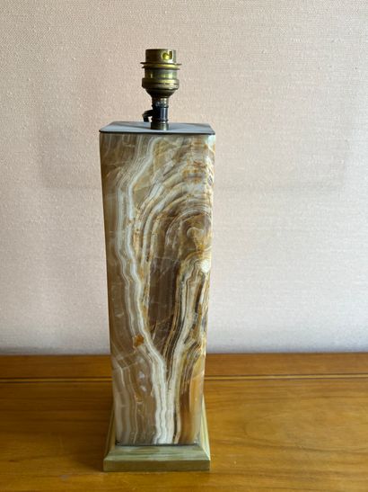 Quadrangular lamp base in alabaster. H. 38...