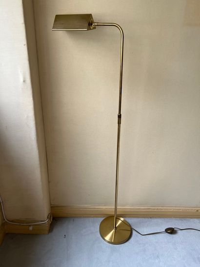 Lampadaire de lecture en laiton verni. H....
