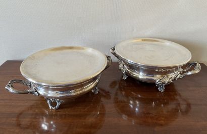 Deux chauffe-plats en métal argenté, l'un...