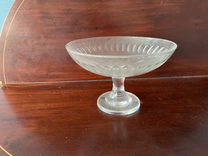 Compotier sur piédouche en cristal à décor...