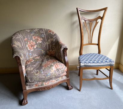 Fauteuil en acajou, le dossier gondole, les...