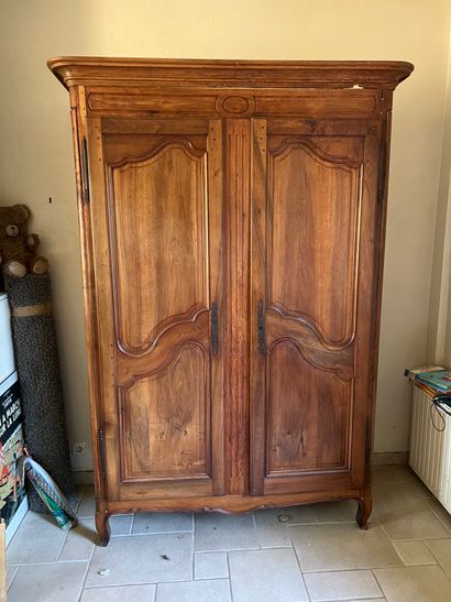 
Cupboard in molded fruitwood, the two doors...