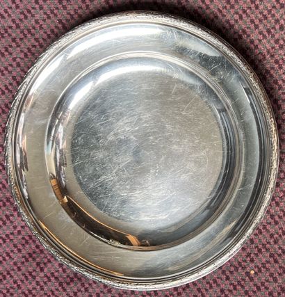 Grand plat rond en métal argenté, la bordure...