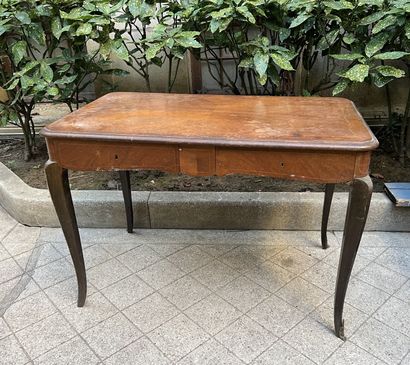 Petit bureau plat en bois de placage marqueté...