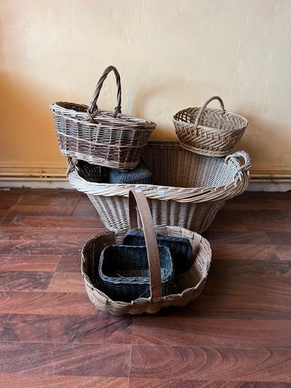 Set of wicker and basketry including a basket,...