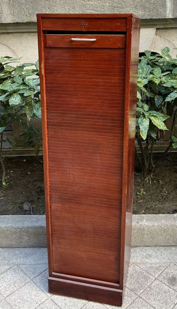 Meuble classeur en bois verni. H. 150 cm...
