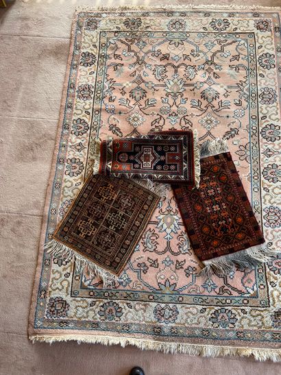 
Wool carpet with salmon background. 242...