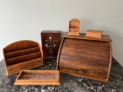 Petit nécessaire de bureau en cuir havane...