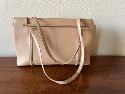 CARTIER. Shoulder bag in angel skin box....