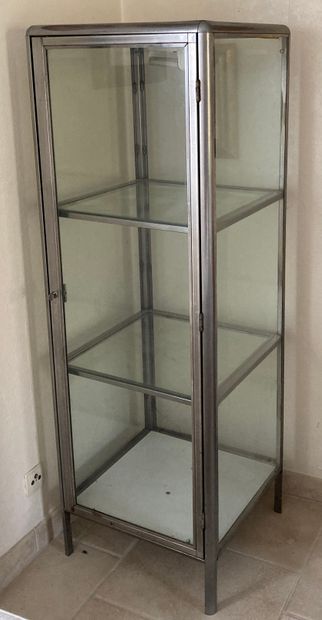 Quadrangular showcase with all faces in chromed...