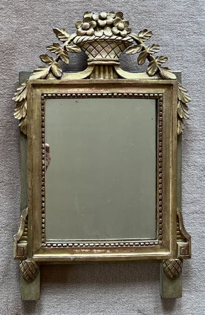 Petit miroir en bois laqué gris et or, l'entourage...