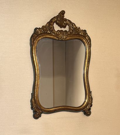 Miroir à entourage mouvementé en bois laqué...
