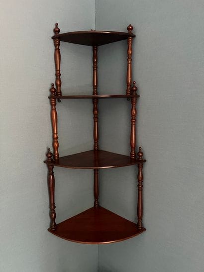 Étagère d'angle en bois vernis à quatre tablettes...