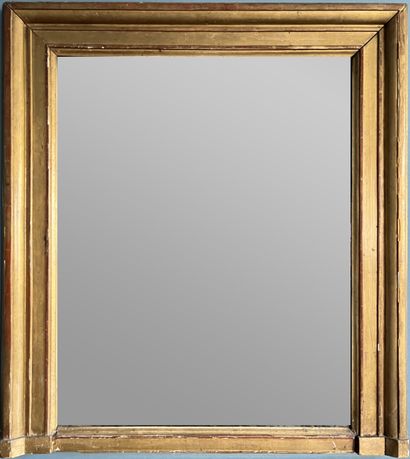 Miroir de cheminée à entourage en bois doré....