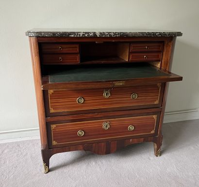 Commode bureau en placage d'amarante et acajou,...