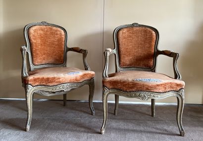Paire de fauteuils en bois laqué gris mouluré...