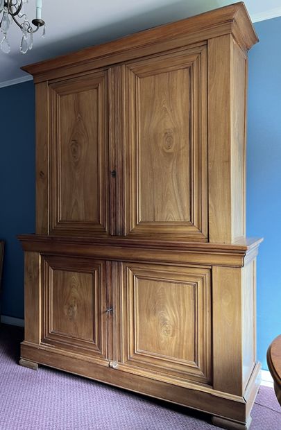 Buffet en bois fruitier mouluré, ouvre par...