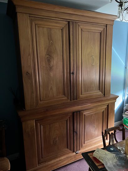 Buffet en bois fruitier mouluré, ouvre par...