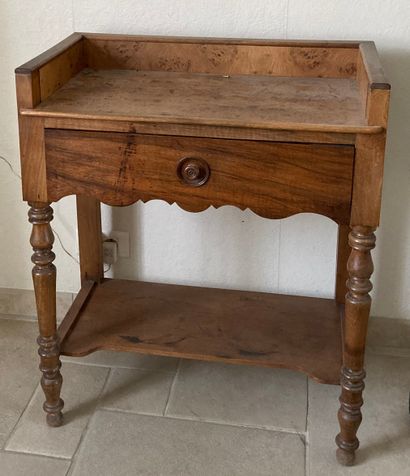 Walnut dressing table, with a drawer in belt....