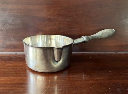 Casserole en argent uni (950), le manche...