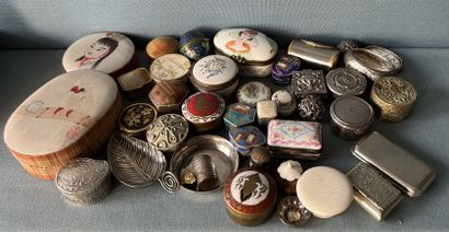 Fort ensemble de boîtes et piluliers en métal,...