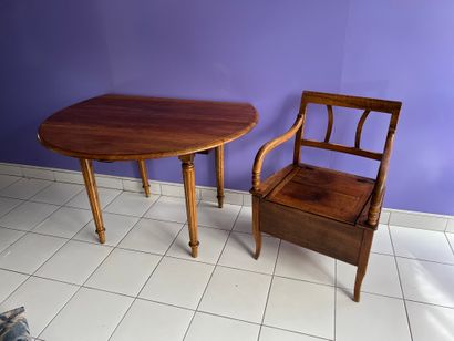 Table en bois fruitier, le plateau rond à...