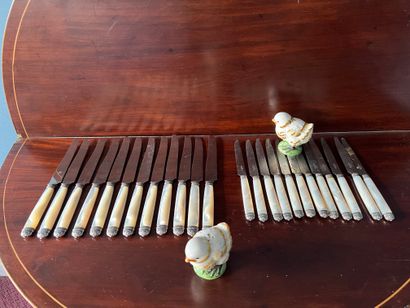Suite de douze couteaux de table et douze...