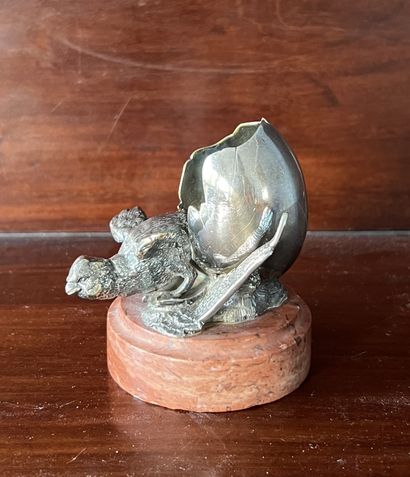 Ornement de table en bronze argenté représentant...