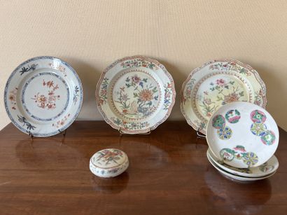 CHINA, 18th century. Two polylobed porcelain...