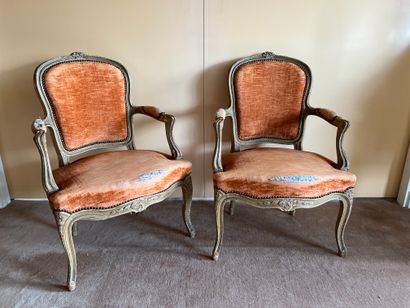 Paire de fauteuils en bois laqué gris mouluré...