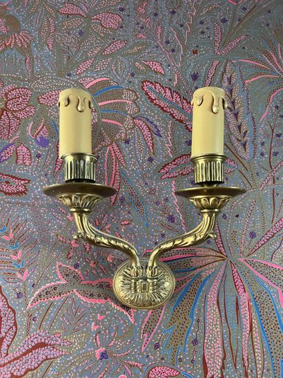 Paire d'appliques en bronze moulé à deux...